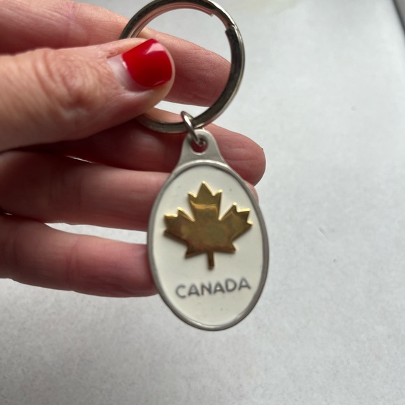 Keychain Metal Canada Canadian leaf 3” gold/silver/white color - Picture 2 of 4